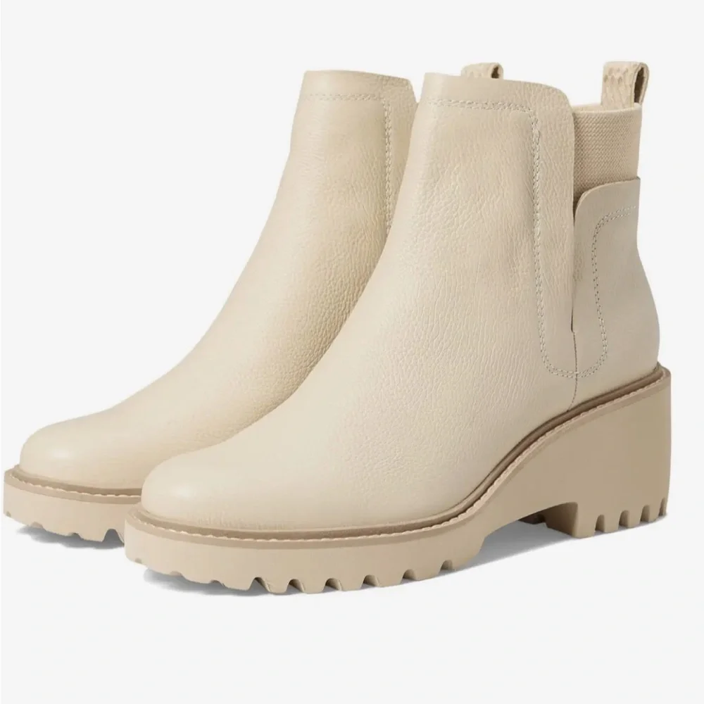 Experience the right blend of style and utility in the Dolce Vita boot size 7